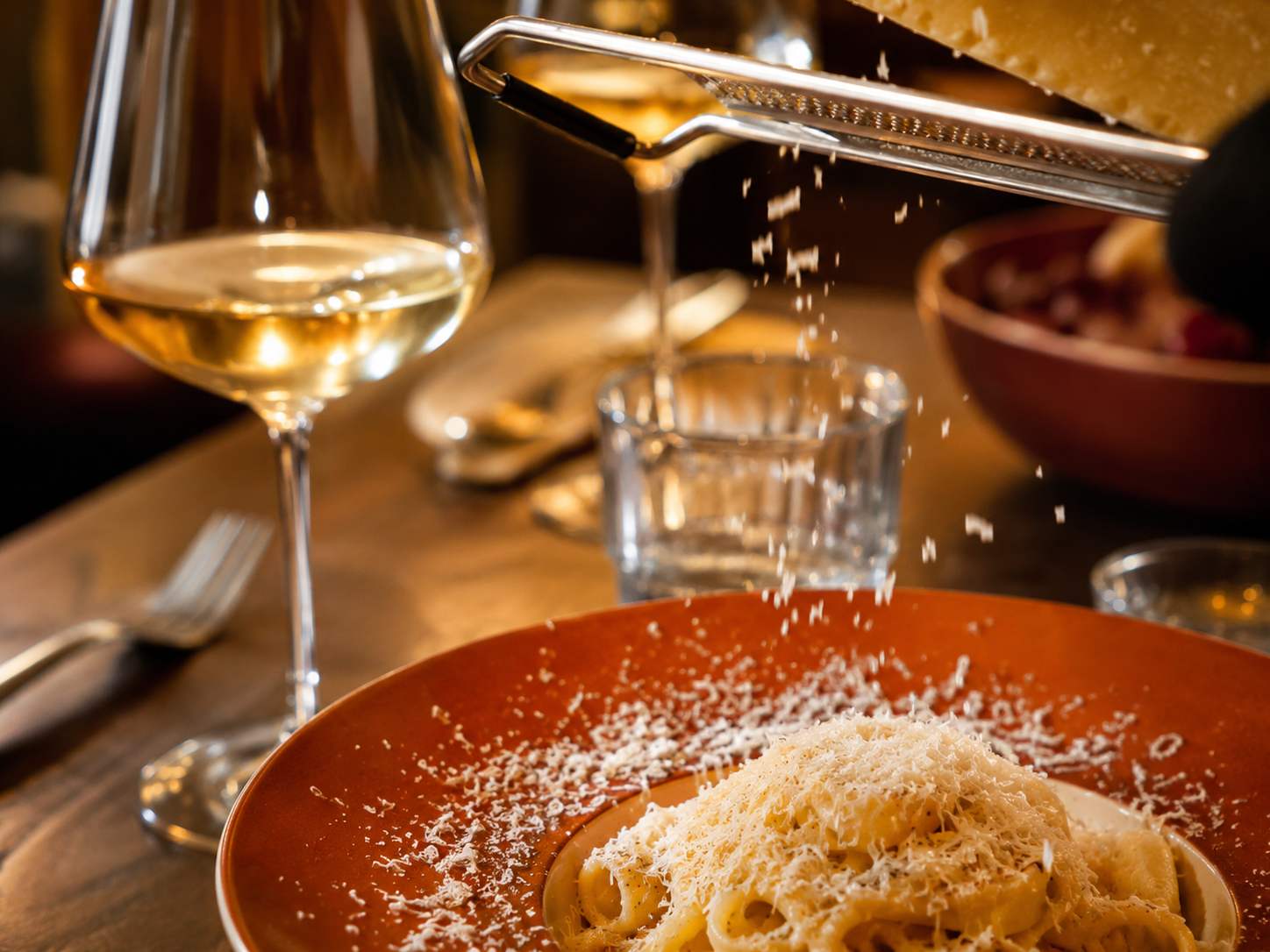 Verse pasta met geraspte kaas op tafel bij Da Marlotti