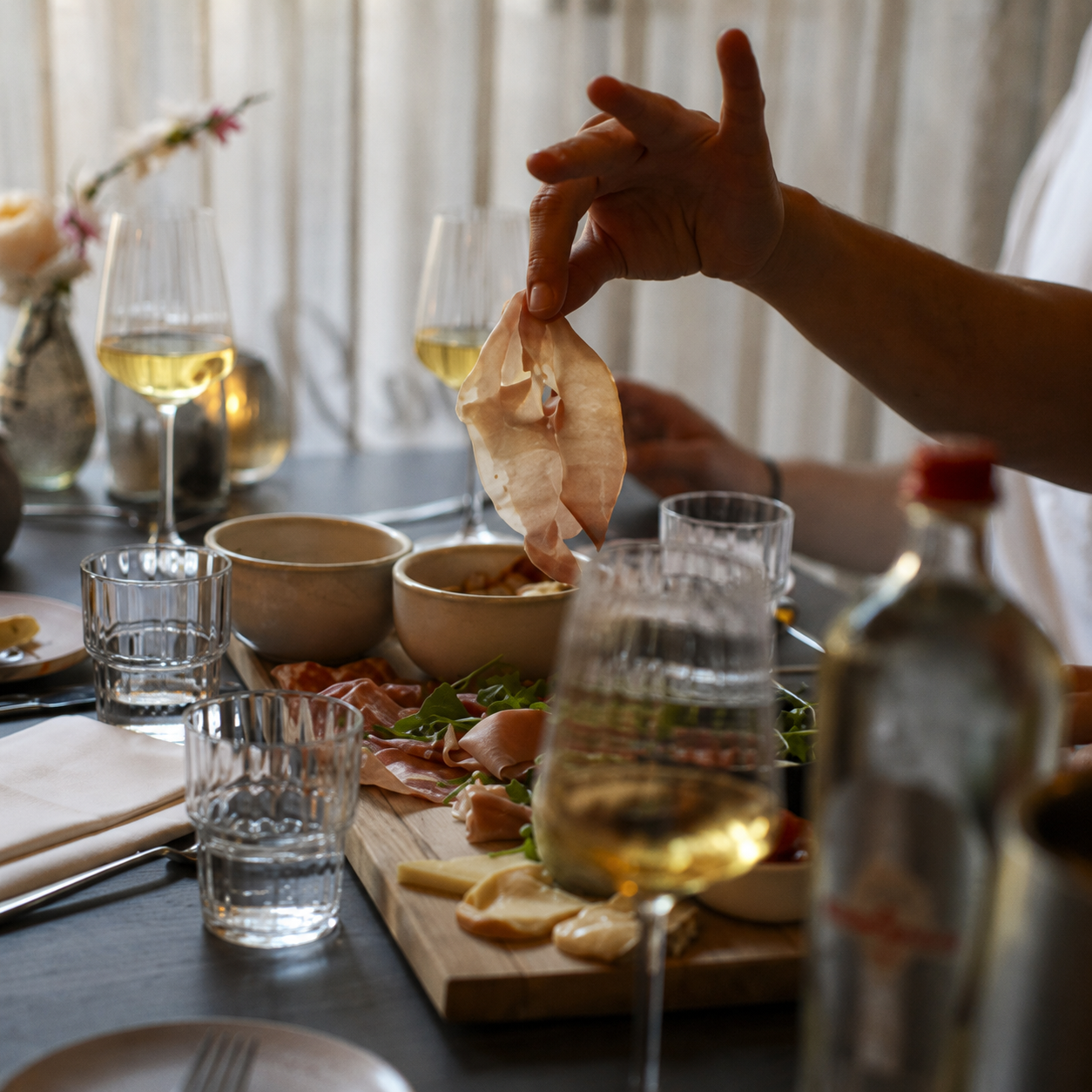 Gedekte tafel met antipasti en wijn bij Da Marlotti